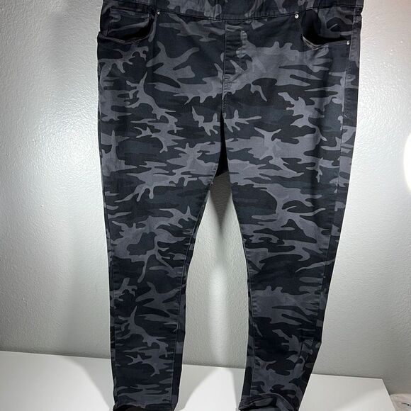 Levi’s Red Tag Women’s Elastic Waist Pull On Leggings Pants Camo Gray Black 24 - Picture 1 of 9